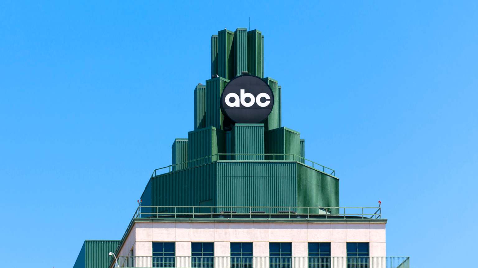 3개의 점으로 표현한 abc 마스터 브랜드 로고 - 디자인 나침반